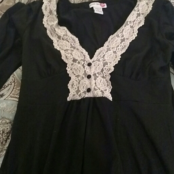 🌺Super cute flowy black with lace top - Picture 3 of 4